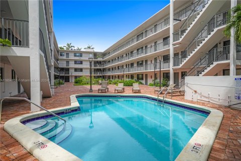 Condo in Miami, Florida, 1 bedroom  № 1352010 - photo 17