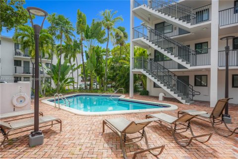 Condo in Miami, Florida, 1 bedroom  № 1352010 - photo 16