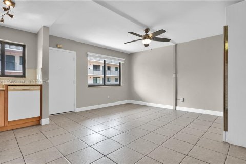 Condo in Miami, Florida, 1 bedroom  № 1352010 - photo 9