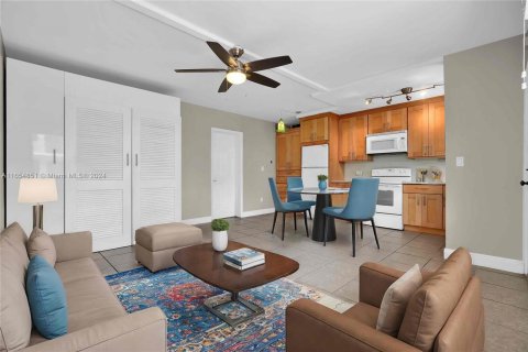 Condo in Miami, Florida, 1 bedroom  № 1352010 - photo 7