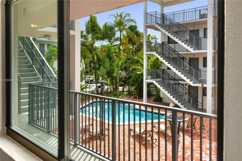 Condo in Miami, Florida, 1 bedroom  № 1352010 - photo 15