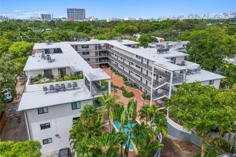 Condo in Miami, Florida, 1 bedroom  № 1352010 - photo 2