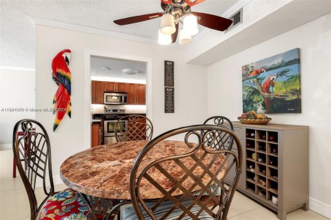 Condo in Hallandale Beach, Florida, 2 bedrooms  № 1325967 - photo 6