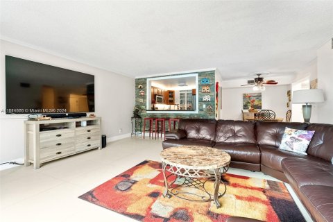 Condominio en venta en Hallandale Beach, Florida, 2 dormitorios, 101.45 m2 № 1325967 - foto 9