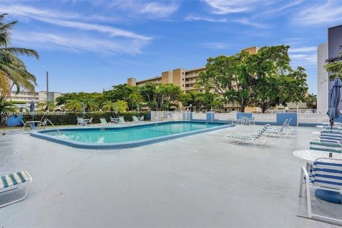 Condo in Hallandale Beach, Florida, 2 bedrooms  № 1325967 - photo 21