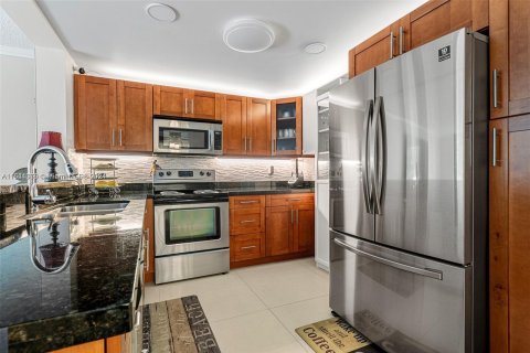 Condo in Hallandale Beach, Florida, 2 bedrooms  № 1325967 - photo 1