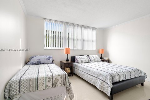 Condo in Hallandale Beach, Florida, 2 bedrooms  № 1325967 - photo 14