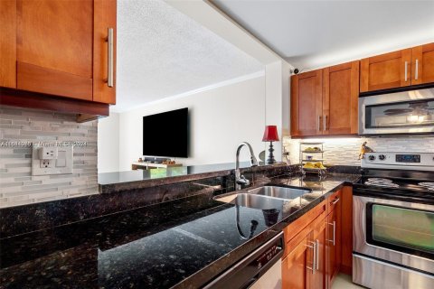 Condo in Hallandale Beach, Florida, 2 bedrooms  № 1325967 - photo 3