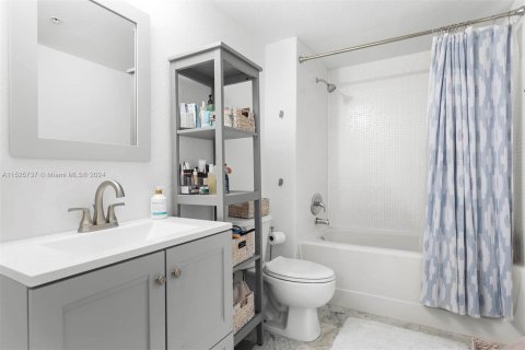 Condo in Miami, Florida, 1 bedroom  № 1269349 - photo 11