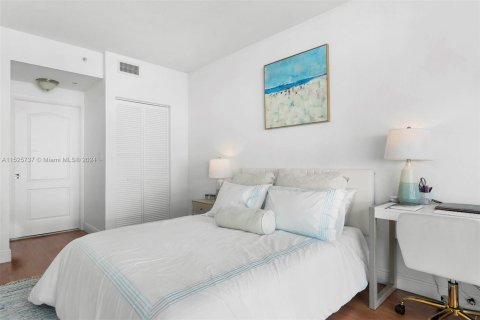 Condo in Miami, Florida, 1 bedroom  № 1269349 - photo 15