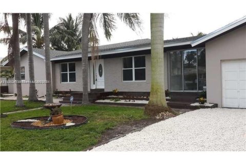 Casa en venta en Hollywood, Florida, 4 dormitorios, 250.84 m2 № 1272691 - foto 1