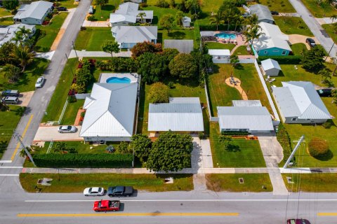 House in Jensen Beach, Florida 3 bedrooms, 143.81 sq.m. № 1040695 - photo 25