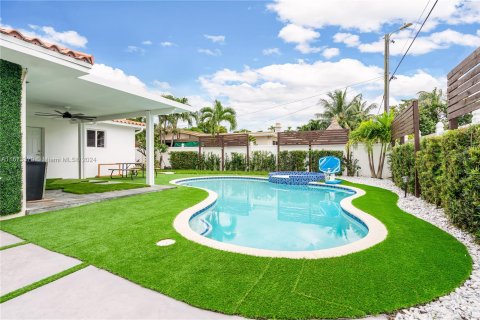 Casa en venta en Miami Springs, Florida, 3 dormitorios, 145.76 m2 № 1398331 - foto 1