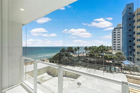 Condo in Fort Lauderdale, Florida, 2 bedrooms  № 1383653 - photo 1