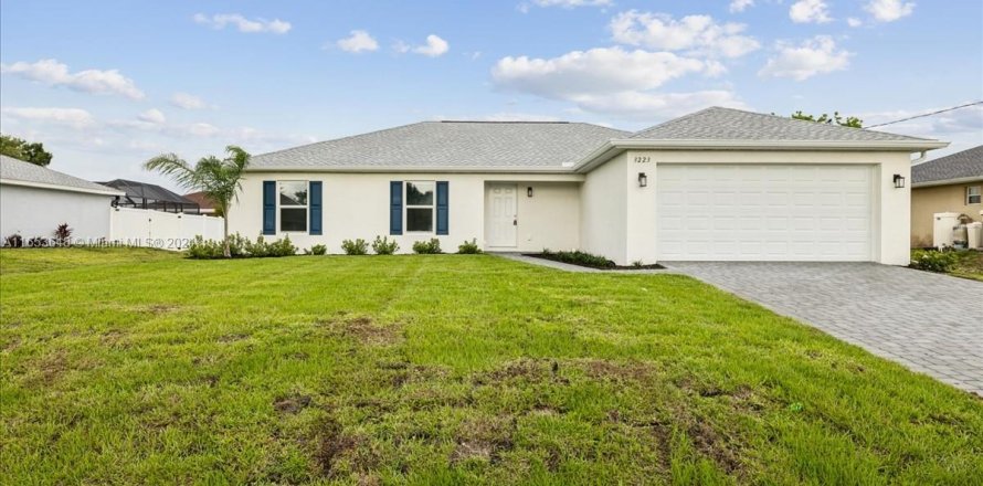 House in Cape Coral, Florida 4 bedrooms, 164.16 sq.m. № 1348065