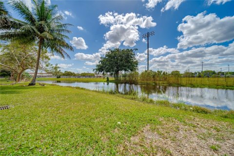 Condo in Lauderdale Lakes, Florida, 2 bedrooms  № 1035959 - photo 1