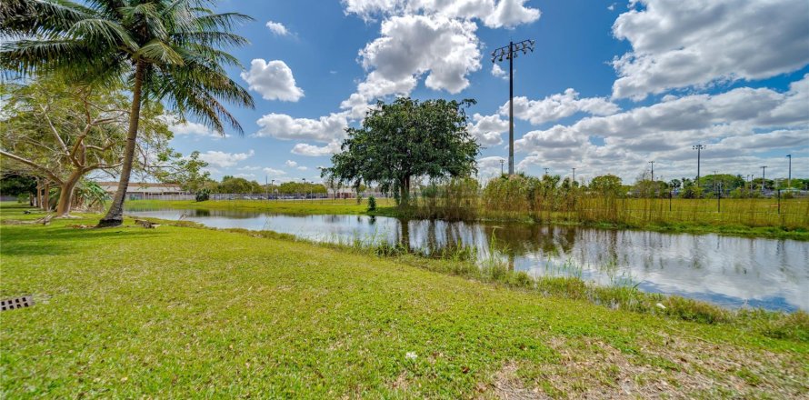 Condo in Lauderdale Lakes, Florida, 2 bedrooms  № 1035959