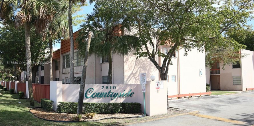 Кондоминиум с 2 спальнями в Дейви, Флорида № 1057658
