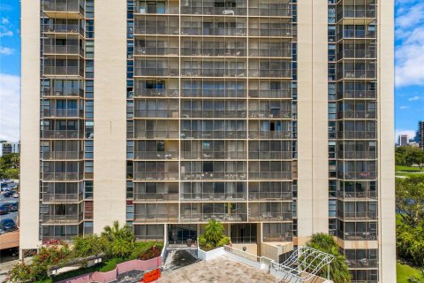 Condo in Aventura, Florida, 2 bedrooms  № 1026116 - photo 19