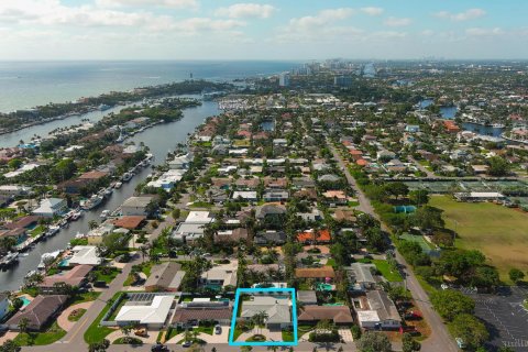 Casa en venta en Lighthouse Point, Florida, 3 dormitorios, 181.9 m2 № 1074963 - foto 1