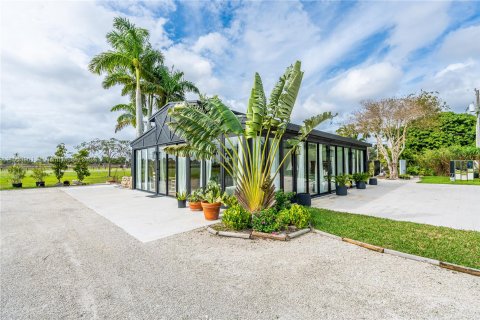 Купить коммерческую недвижимость в Хомстед, Флорида № 1077349 - фото 2