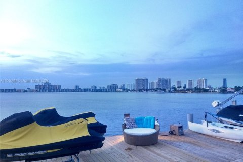 Touwnhouse à vendre à North Miami Beach, Floride: 3 chambres, 158.86 m2 № 1047331 - photo 4