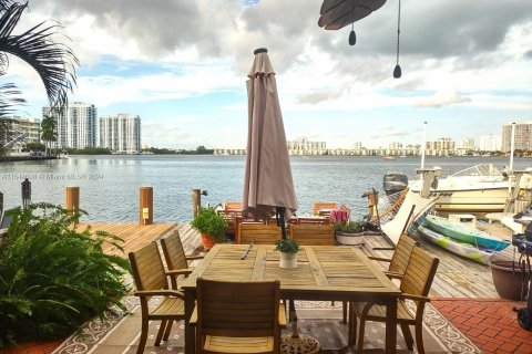 Townhouse in North Miami Beach, Florida 3 bedrooms, 158.86 sq.m. № 1047331 - photo 1