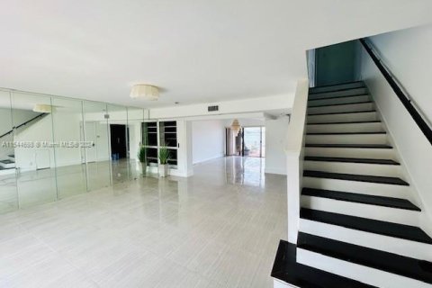 Townhouse in North Miami Beach, Florida 3 bedrooms, 158.86 sq.m. № 1047331 - photo 6
