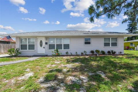 Casa en venta en Saint Petersburg, Florida, 3 dormitorios, 155.98 m2 № 1343976 - foto 1