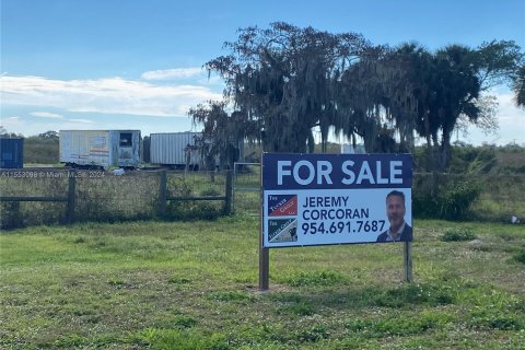 Купить коммерческую недвижимость в Окичоби, Флорида № 1073249 - фото 1