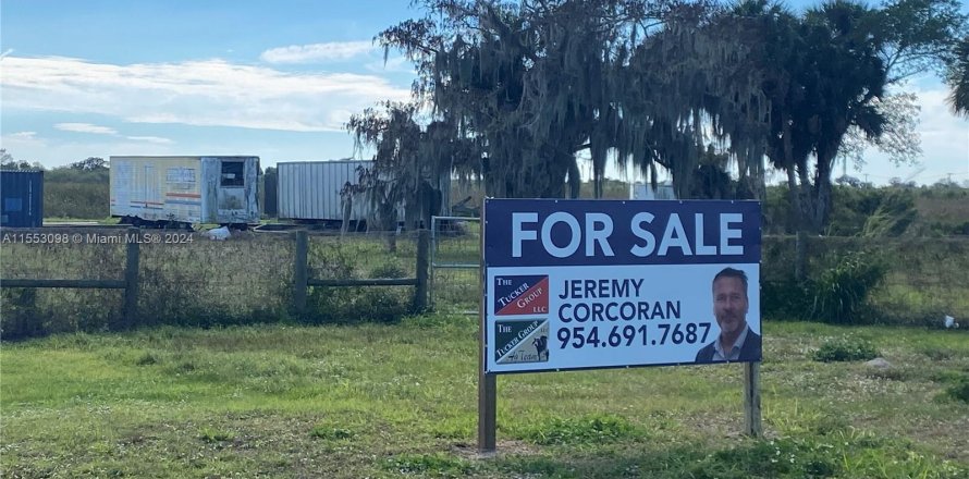 Commercial property in Okeechobee, Florida № 1073249