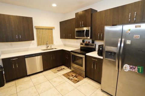 Townhouse in Lauderhill, Florida 3 bedrooms, 138.98 sq.m. № 1060032 - photo 3