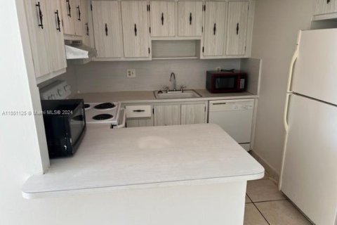 Condo in Lauderhill, Florida, 1 bedroom  № 1074382 - photo 4