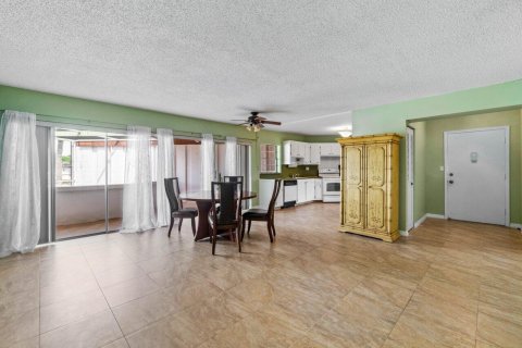 Condo in Royal Palm Beach, Florida, 2 bedrooms  № 1050274 - photo 15