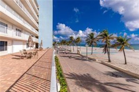 Condo in Hollywood, Florida, 1 bedroom  № 1058932 - photo 9