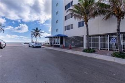 Condo in Hollywood, Florida, 1 bedroom  № 1058932 - photo 8