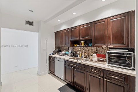 Condo in Miami, Florida, 3 bedrooms  № 1075455 - photo 15