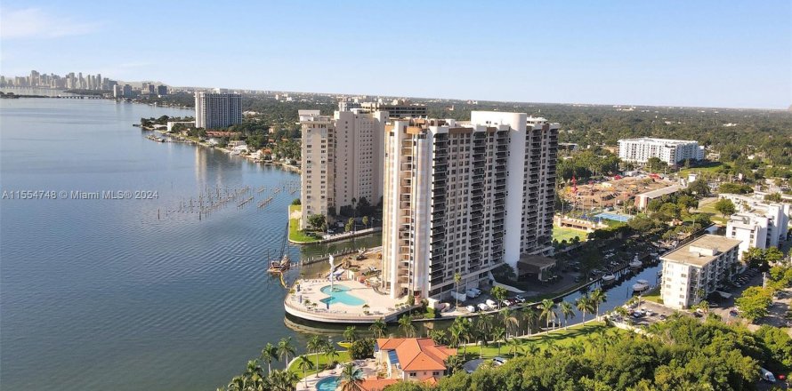 Condo in Miami, Florida, 3 bedrooms  № 1075455