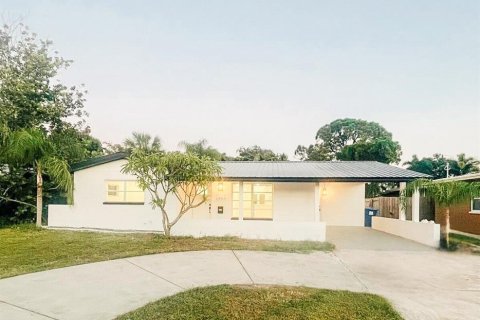 Casa en venta en Saint Petersburg, Florida, 4 dormitorios, 195.65 m2 № 1371851 - foto 1