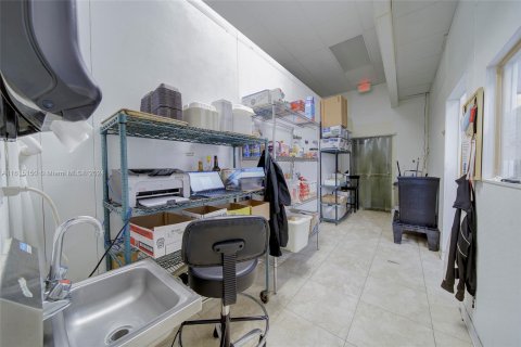 Propiedad comercial en venta en Miami, Florida № 1236771 - foto 11