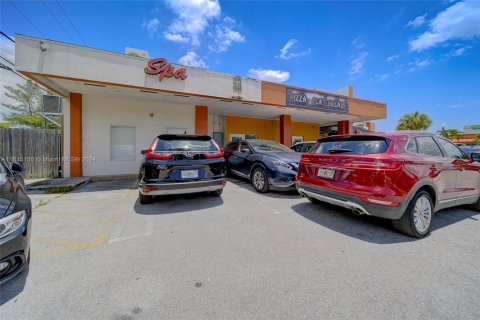 Propiedad comercial en venta en Miami, Florida № 1236771 - foto 24