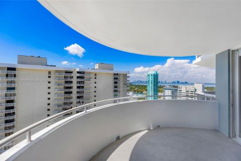 Condo in Miami Beach, Florida, 3 bedrooms  № 1385990 - photo 30