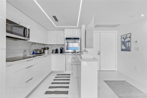 Condo in Miami Beach, Florida, 3 bedrooms  № 1385990 - photo 1