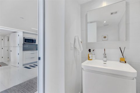 Condo in Miami Beach, Florida, 3 bedrooms  № 1385990 - photo 5