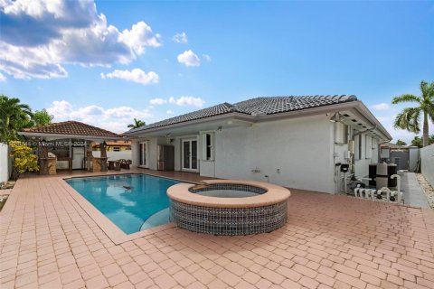 Villa ou maison à vendre à Miami, Floride: 4 chambres, 237.27 m2 № 1362239 - photo 5