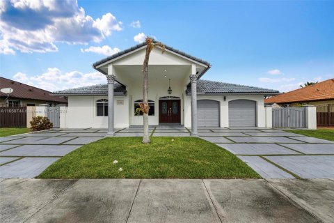 Villa ou maison à vendre à Miami, Floride: 4 chambres, 237.27 m2 № 1362239 - photo 1