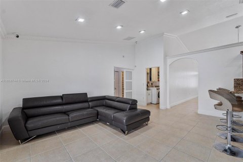 Villa ou maison à vendre à Miami, Floride: 4 chambres, 237.27 m2 № 1362239 - photo 9