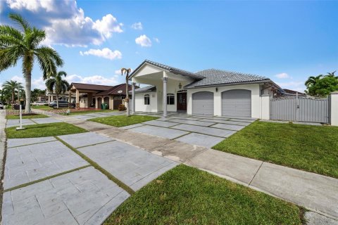 House in Miami, Florida 4 bedrooms, 237.27 sq.m. № 1362239 - photo 3