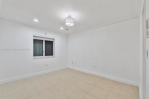 House in Miami, Florida 4 bedrooms, 237.27 sq.m. № 1362239 - photo 27