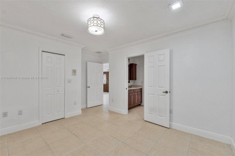 House in Miami, Florida 4 bedrooms, 237.27 sq.m. № 1362239 - photo 28